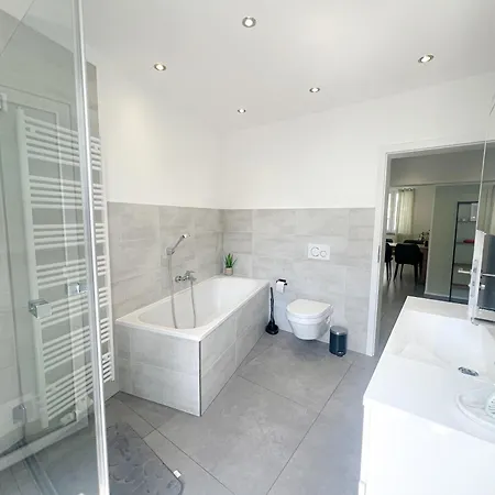 Apartment Pakito Zentrum - Balkon - Geraeumig - Modern - Parkplatz *