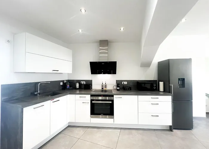 Apartament Pakito Zentrum - Balkon - Geraeumig - Modern - Parkplatz *